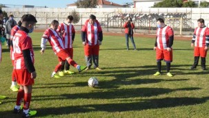 Down sendromlu öğrenciler, profesyonel sporcularla futbol oynadı