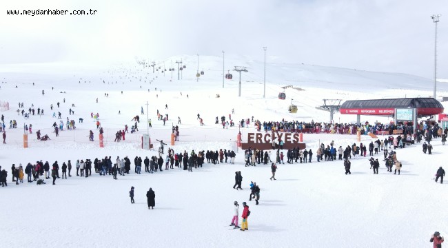 ERCİYES HAFTA SONU KAYAKSEVERLERİN AKININA UĞRADI