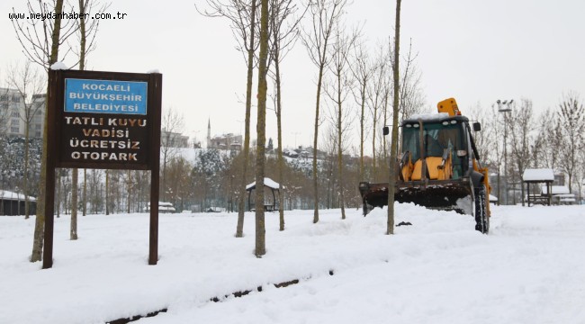 Gebze bölgesindeki parkların otoparkları kardan temizleniyor