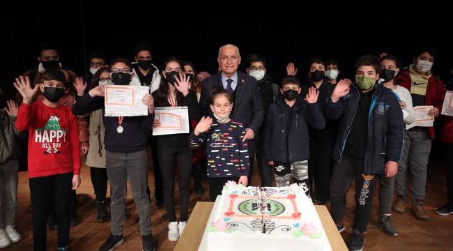 Karneyi alan Başkan Yaşar'a koştu