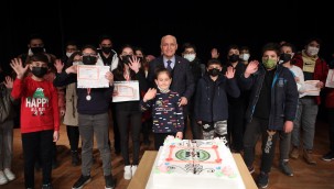 Karneyi alan Başkan Yaşar'a koştu