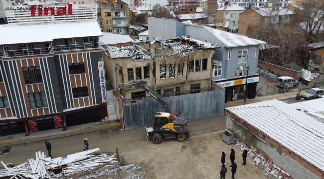 Tehlike arz eden yapının riskli kısımları yıkıldı