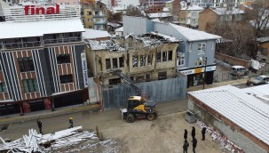 Tehlike arz eden yapının riskli kısımları yıkıldı
