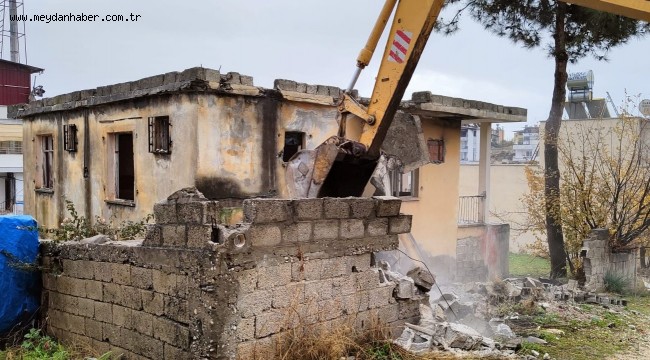 TOROSLAR'DA TEHLİKE OLUŞTURAN METRUK BİNALAR YIKILIYOR