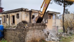TOROSLAR'DA TEHLİKE OLUŞTURAN METRUK BİNALAR YIKILIYOR