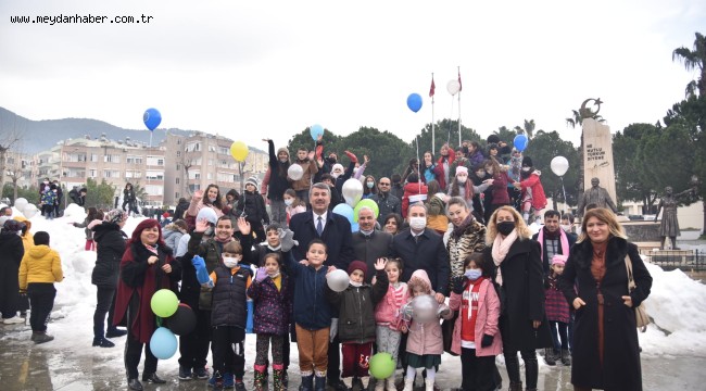Yarı yıl tatiline giren öğrencilere karne hediyesi olarak kar şenliği düzenledi.