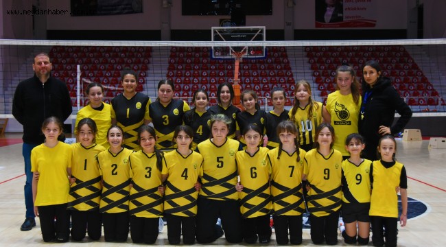 Aliağa'nın mini voleybolcuları Aliağa'yı başarıyla temsil etmeye devam ediyor.
