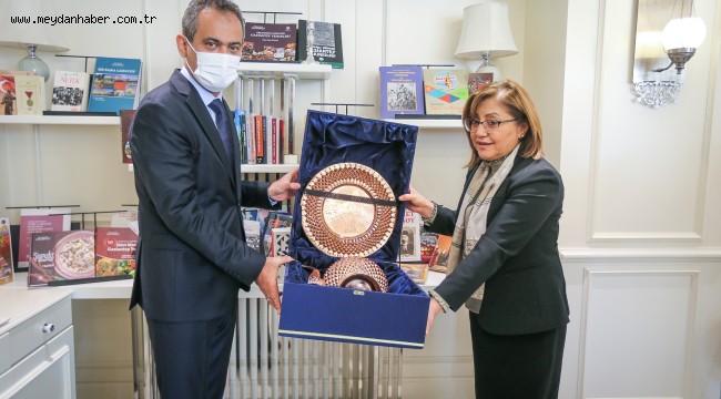 BAKAN ÖZER BAŞKAN FATMA ŞAHİN'İ ZİYARET ETTİ