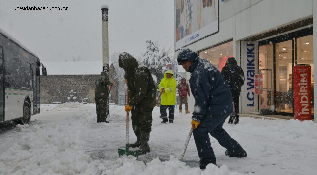 Belediyenin tüm ekipleri karla mücadele için sahada