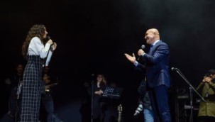 Buca Metrosu'nun şölen havasındaki temel atma töreni Zeynep Bastık ve Anıl Piyancı sahne aldı