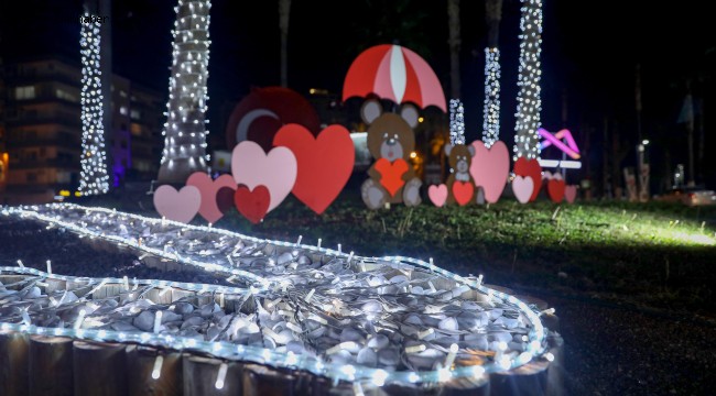 BÜYÜKŞEHİR'DEN 14 ŞUBAT'A ÖZEL RENKLİ FİGÜRLER