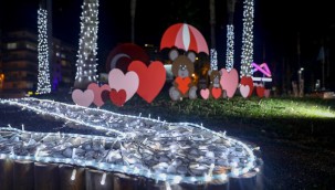 BÜYÜKŞEHİR'DEN 14 ŞUBAT'A ÖZEL RENKLİ FİGÜRLER