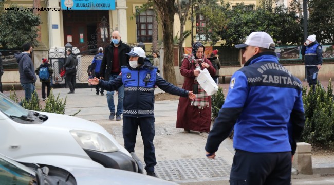 Büyükşehir okul yolunda güler yüz ve sevgiyle görev başında