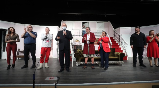 Emlakçıyı Beklerken" Yenimahallelilerle buluştu Nazım'da kahkaha dolu saatler