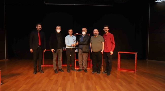 "İyi Kötü, Çirkin" Adlı Tiyatro Oyunu Kartal'da Sahnelendi