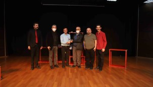 "İyi Kötü, Çirkin" Adlı Tiyatro Oyunu Kartal'da Sahnelendi