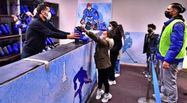 İzmir Büyükşehir Belediyesi 150 öğrenciyi buz pateniyle tanıştırdı