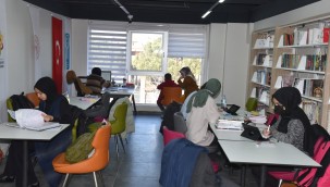 KİTAPSEVERLER BU MEKÂNLARA YOĞUN İLGİ GÖSTERİYOR  