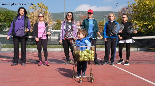 Menteşe Belediyesinden Ev Hanımlarına Ücretsiz Tenis Kursu