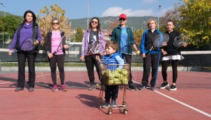 Menteşe Belediyesinden Ev Hanımlarına Ücretsiz Tenis Kursu