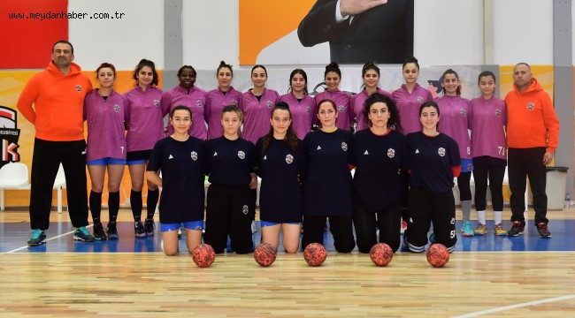 MERSİN BÜYÜKŞEHİR'İN KADIN HENTBOL TAKIMI LİG'DE LİDER