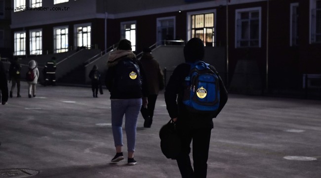 ÖĞRENCİLER İÇİN REFLEKTÖRLÜ ÇIKARTMA UYGULAMASI BAŞLADI