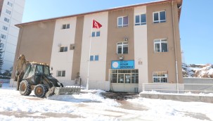  OKUL BAHÇELERİ VE ÇEVRELERİ TEMİZLENDİ 