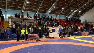 Okul Sporları Gençler Güreş Grup Müsabakaları Manisa'da başladı