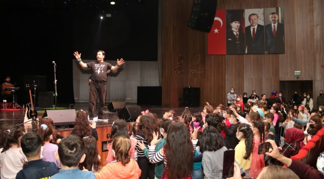 Onur Erol Kocaelili çocukları coşturdu