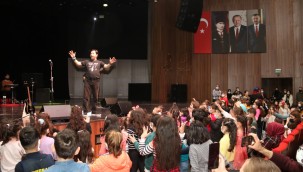 Onur Erol Kocaelili çocukları coşturdu