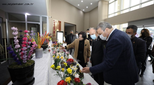 SOLMAYAN ÇİÇEKLER SERGİSİ YUNUS EMRE MİLLET ÇARŞISINDA AÇILDI  