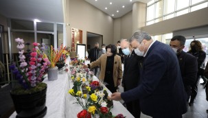 SOLMAYAN ÇİÇEKLER SERGİSİ YUNUS EMRE MİLLET ÇARŞISINDA AÇILDI  