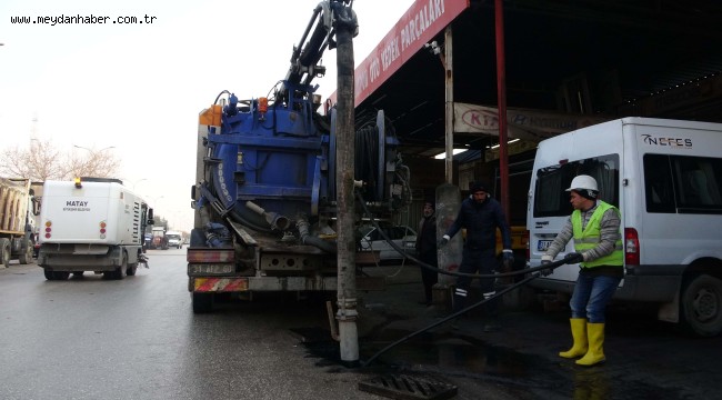 TIKANAN YAĞMUR SUYU MAZGALLARI TEMİZLENİYOR