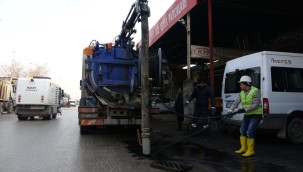 TIKANAN YAĞMUR SUYU MAZGALLARI TEMİZLENİYOR