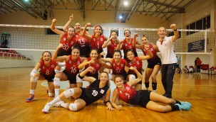 VOLEYBOLDA  AYVALIKGÜCÜ LİGE DAMGASINI VURDU