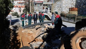 Yıkılma Tehlikesi Bulunan Duvara Ekiplerden Müdahale