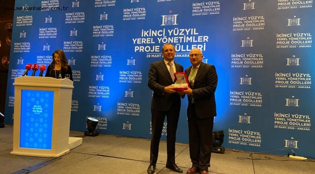  AYVALIK BELEDİYESİ'NE İKİ ÖDÜL GELDİ