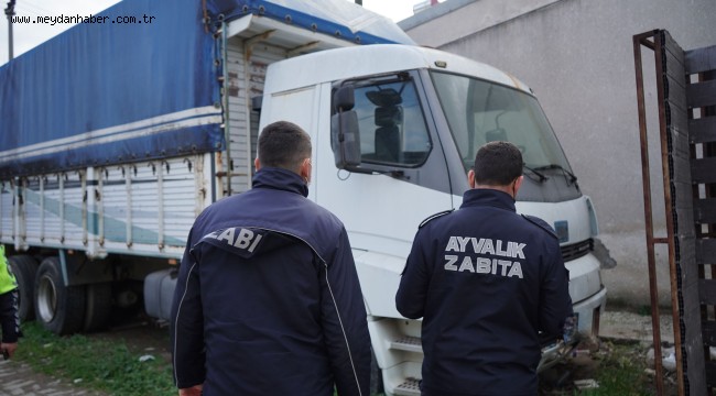 AYVALIK BELEDİYESİ SANAYİ SİTESİ'NDEKİ HURDA ARAÇ SORUNUNU ÇÖZÜYOR