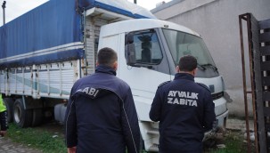 AYVALIK BELEDİYESİ SANAYİ SİTESİ'NDEKİ HURDA ARAÇ SORUNUNU ÇÖZÜYOR