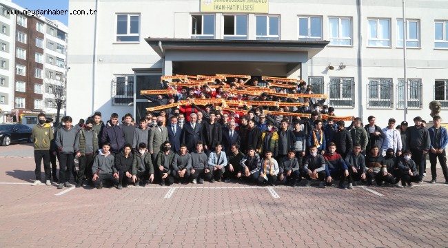 BAŞKAN BÜYÜKKILIÇ'A ÖĞRENCİLERDEN COŞKULU KARŞILAMA