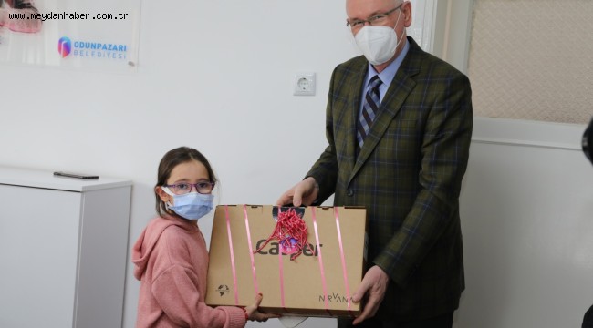 Başkan Kurt'tan Gündoğdu'da en çok kitap okuyana dizüstü bilgisayar