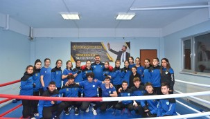 Başkan Yılmaz genç sporcularla boks yaptı