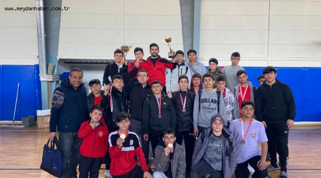 Bayraklılı güreşçiler turnuvaya damga vurdu