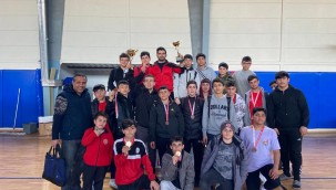 Bayraklılı güreşçiler turnuvaya damga vurdu