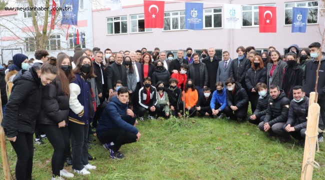 Büyükşehir 1041 meyve fidanını okullarda toprakla buluşturuyor