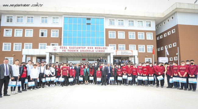 GAZİANTEP BÜYÜKŞEHİR KİTAP OKUYAN GENÇLERİ BİR BİR ÖDÜLLENDİRİYOR