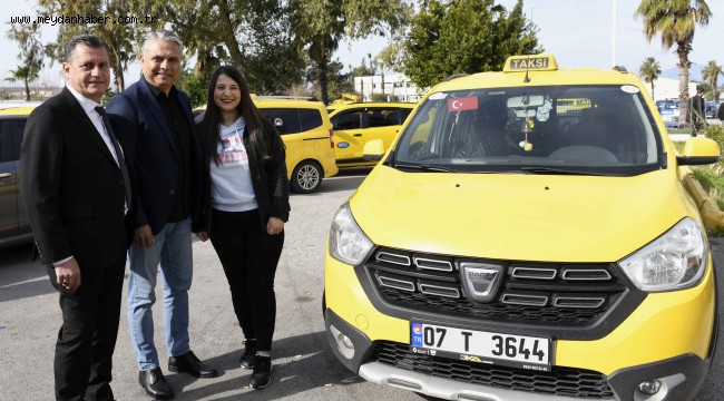 Havalimanı taksinin yüksek lisanslı şoförü