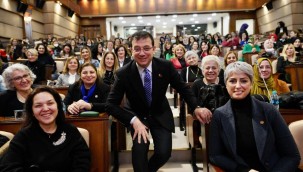 İSTANBUL'UN KADIN MUHTARLARI İMAMOĞLU'NA DİZ ÇÖKTÜRTTÜ