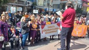 İzmir'de Dünya Tiyatro Günü coşkuyla kutlandı