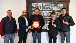 Karaca'ya sporculardan 'teşekkür' plaketi